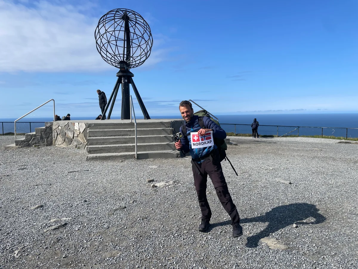 Ein Mann steht am Nordkap.